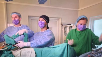 Premieră medicală la Reşiţa! Tinerii chirurgi de la Judeţean au realizat cu succes o operaţie complexă