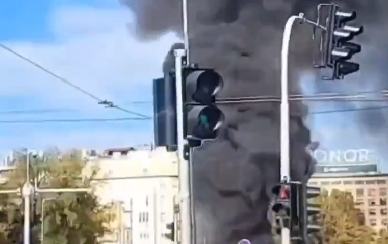 Incident armat la Belgrad: Focuri de armă și incendiu în fața Parlamentului Serbiei Incident armat la Belgrad: Focuri de armă și incendiu în fața Parlamentului Serbiei