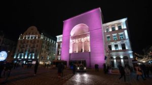 Primăria Timișoara marchează Ziua Părinților de Îngeri prin iluminarea în roz și bleu a Operei Naționale