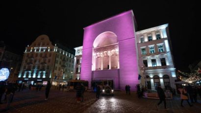 Primăria Timișoara marchează Ziua Părinților de Îngeri prin iluminarea în roz și bleu a Operei Naționale
