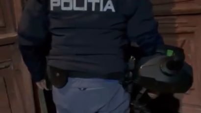 Incident la Forotic: bărbat cu topor, imobilizat de polițiști după ce și-a amenințat vecina că îi va da foc la casă