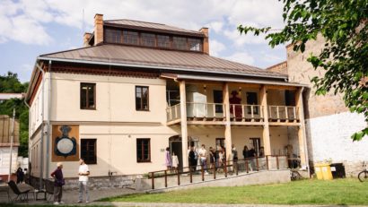 Reşiţa: tur ghidat la expoziția „Împing orașul prin memoria mea”