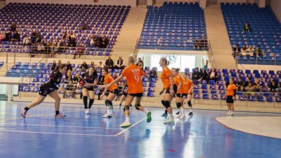 Handbal feminin: Universitatea Reşiţa a cedat în faţa puternicei formaţii din Bistriţa