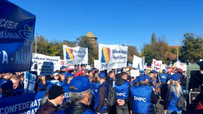 Peste 20.000 de români protestează în faţa Guvernului. Participă şi cărăşeni nemulțumiți de politicile guvernamentale
