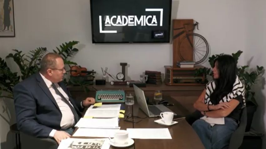Laura Sgaverdea și dr. Ovidiu Roșu, directorul Arhivelor Naționale Caraș-Severin Laura Sgaverdea și dr. Ovidiu Roșu, directorul Arhivelor Naționale Caraș-Severin