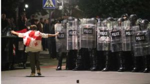 Georgia: Zecii de mii de manifestanți au ieșit în stradă pentru a protesta în ziua alegerilor locale