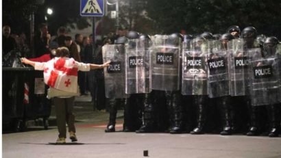 Georgia: Zecii de mii de manifestanți au ieșit în stradă pentru a protesta în ziua alegerilor locale