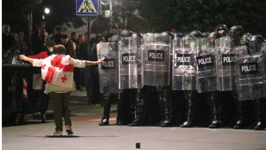 Georgia: Zecii de mii de manifestanți au ieșit în stradă pentru a protesta în ziua alegerilor locale
