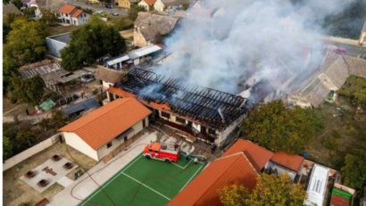 Timiș: Tavanele școlii din Lovrin, recent dotată prin PNRR, s-au prăbușit în urma incendiului