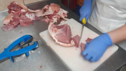 Carnea de porc se scumpește înainte de sărbători? Producătorii din Banatul Montan explică realitatea din piață