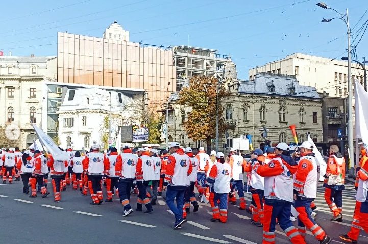 Angajații Serviciilor de Ambulanță au ieşit în stradă. Aceştia cer protecție și respect pentru cei care salvează vieți