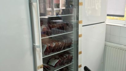 Compartimentul de transfuzii de sânge din cadrul Spitalului Județean Reșița, dotat cu frigidere și congelatoare de ultimă generație