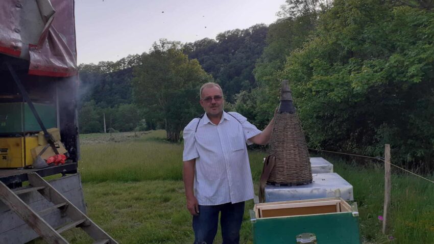 Nicolae Brumariu – pompierul-apicultor din Reșița, trăiește în armonie cu albinele și natura