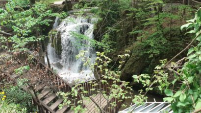 Primăria Bozovici: Lucrările la pasarela panoramică de la Cascada Bigăr se apropie de final
