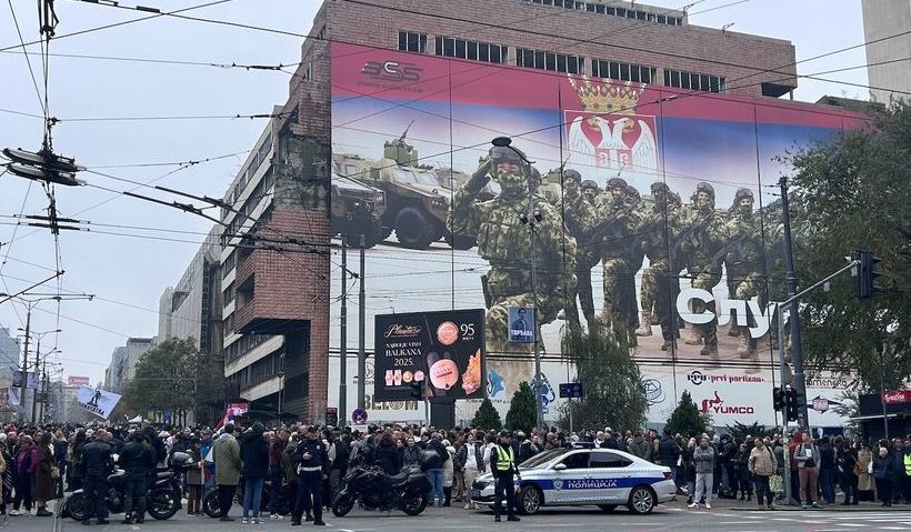 Mii de sârbi protestează împotriva legii care dă fostul sediu al armatei lui Jared Kushner – ginerele lui Trump