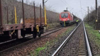 Coliziune între două trenuri de marfă pe secția Gălăteni–Olteni. Traficul feroviar se desfășoară pe un singur fir