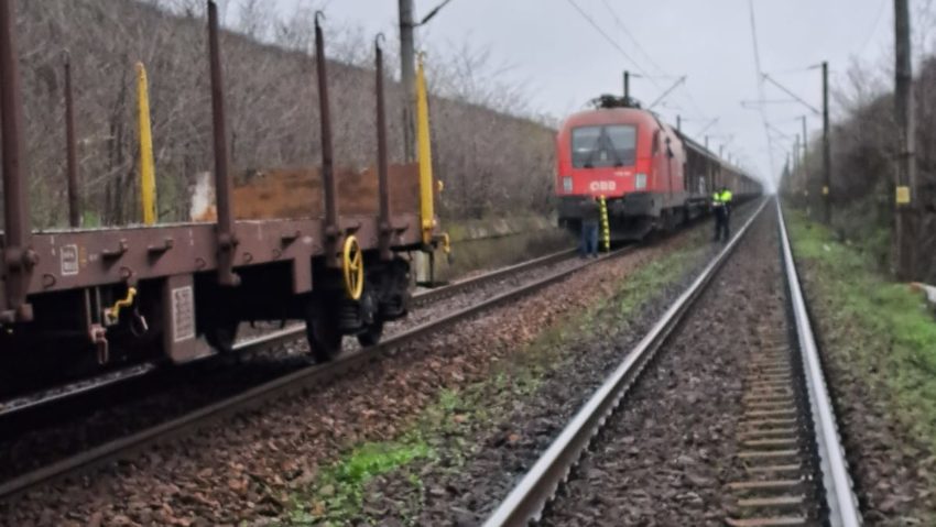 Coliziune între două trenuri de marfă pe secția Gălăteni–Olteni. Traficul feroviar se desfășoară pe un singur fir