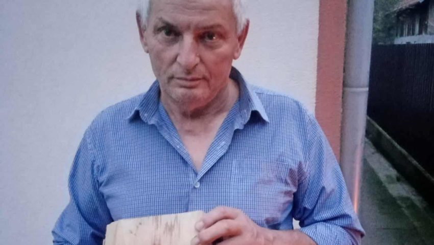 Semnul crucii descoperit într-un trunchi de copac la Lupac – o întâmplare cu semnificație spirituală pentru localnici