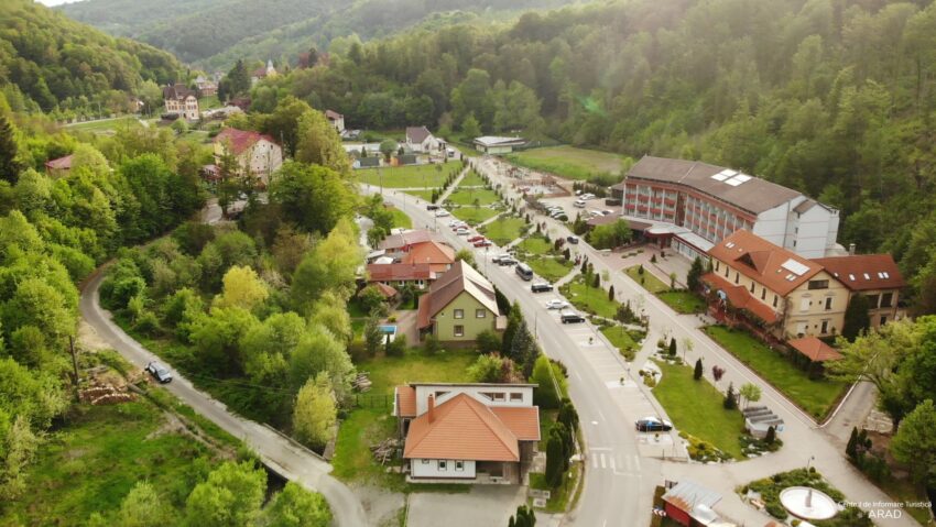 Arad: Numărul de turiști cazați la Moneasa crește cu 40% față de anul trecut. Stațiunea se apropie de 100.000 de vizitatori în 2025