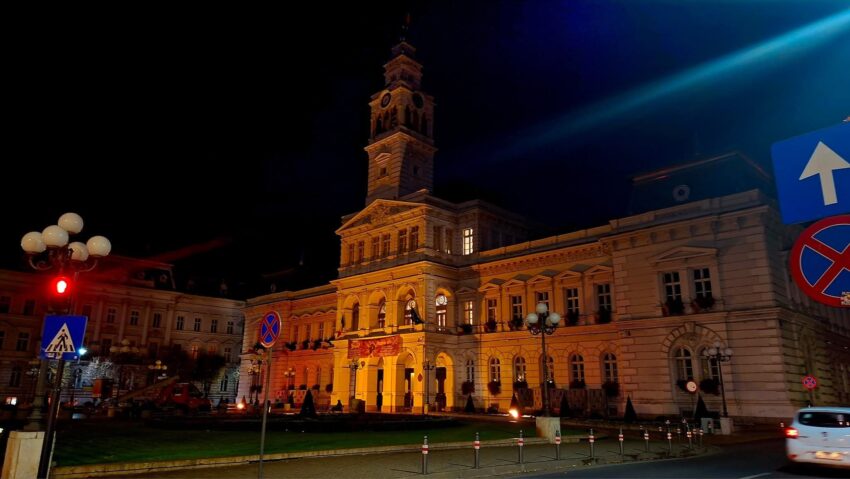 Primăria Arad, iluminată în portocaliu pe 25 noiembrie: mesaj puternic pentru eliminarea violenței împotriva femeilor