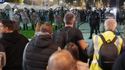 Ciocniri violente la Belgrad între susținătorii și opozanții președintelui Aleksandar Vučić
