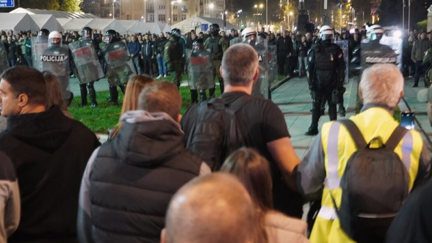 Ciocniri violente la Belgrad între susținătorii și opozanții președintelui Aleksandar Vučić