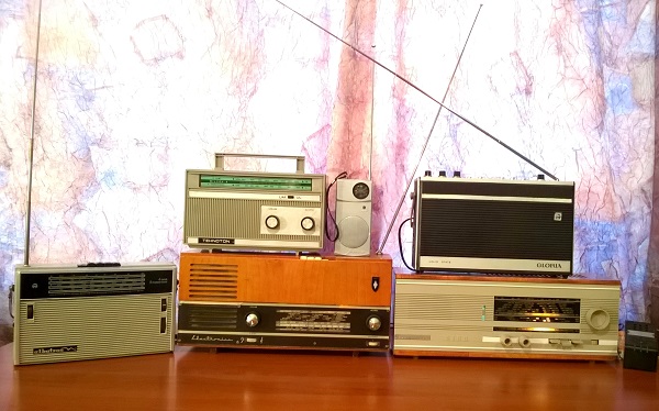 Expoziția „De prin timpuri trecute…” aduce la Tormac istoria aparatelor de radio, pick-up-urilor și casetofoanelor