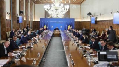 Guvernul analizează două opțiuni privind impozitul pe cifra de afaceri şi majorarea salariului minim