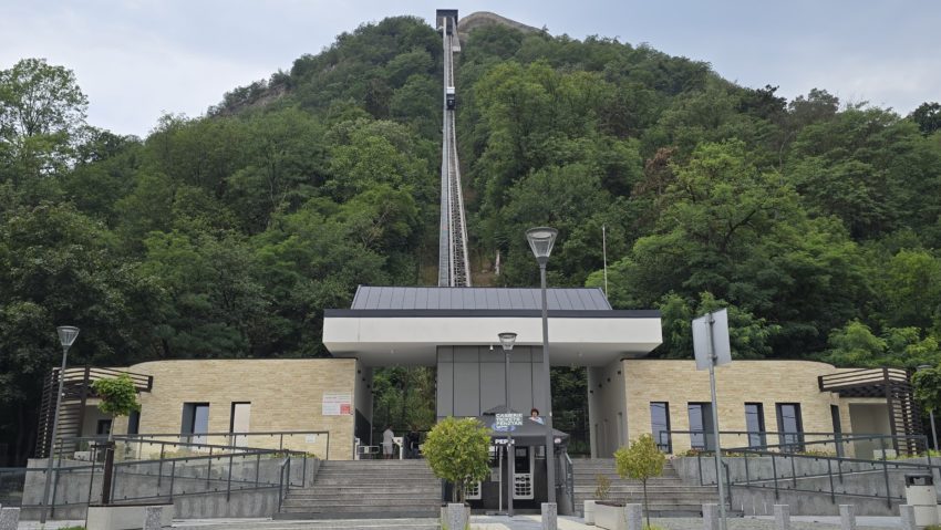 Telecabina din Deva, din nou oprită din cauza unei defecțiuni tehnice. Turiștii pot urca pe jos sau cu microbuzul