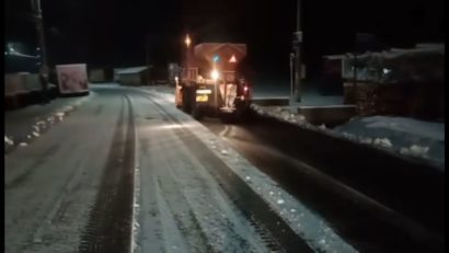 Drumarii intervin în zonele montane, pentru curăţarea carosabilului. La altitudini mari ninge şi temperaturile sunt scăzute