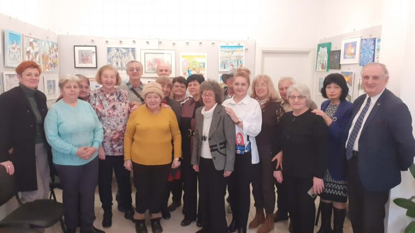 Expoziție de iarnă la Reșița: obiceiuri, peisaje și emoții artistice într-o celebrare a diversității culturale de Ziua Minorităţilor Naţionale