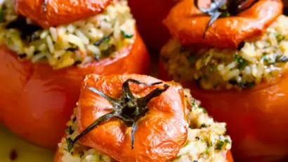 Roșii umplute – rețetă mediteraneană ușoară, echilibrată și plină de savoare