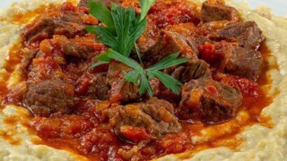 Hünkâr Beğendi – preparat emblematic al bucătăriei otomane, cu piure de vinete coapte
