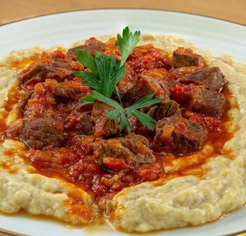 Hünkâr Beğendi – preparat emblematic al bucătăriei otomane, cu piure de vinete coapte