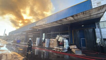București: Incendiu la un depozit din Sectorul 6. A fost emis un mesaj RO-Alert