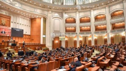 Moțiunea de cenzură împotriva Guvernului Bolojan, dezbătută și votată în Parlament. PSD, AUR și PACE cer demiterea Executivului