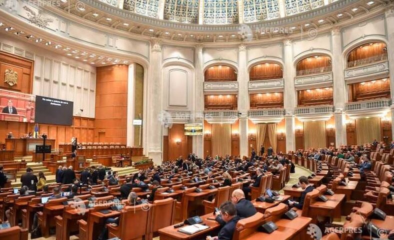 Moțiunea de cenzură împotriva Guvernului Bolojan, dezbătută și votată în Parlament. PSD, AUR și PACE cer demiterea Executivului
