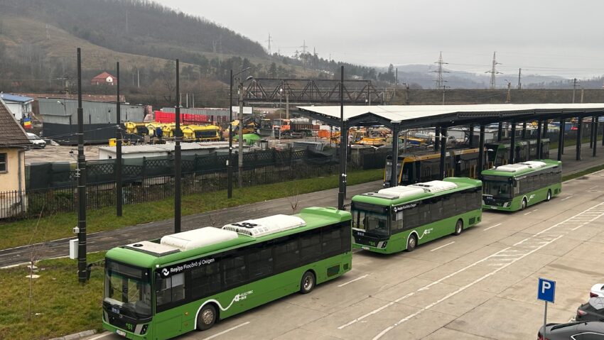 Transportul public din Reşiţa, pe un trend ascendent: mai mulți călători, cheltuieli mai mici