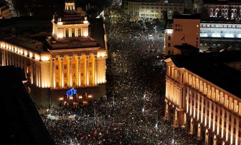 Zeci de mii de persoane au manifestat în Bulgaria contra proiectului de buget pentru 2026 elaborat de guvern