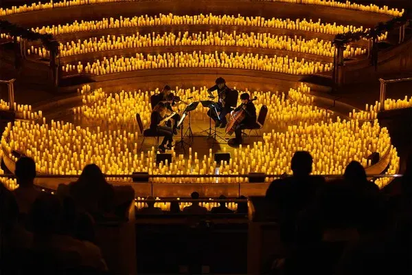 Concertele Candlelight revin la Timișoara: ABBA, Queen și un omagiu Hans Zimmer, într-o experiență muzicală la lumina lumânărilor