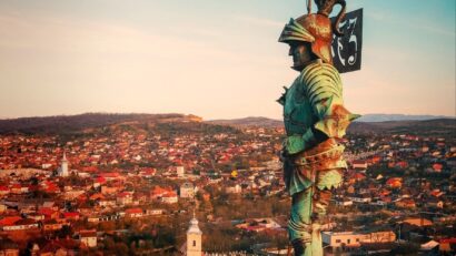 Descoperire istorică la Castelul Corvinilor: documente din 1873, găsite sub statuia Cavalerului de pe Turnul Buzdugan