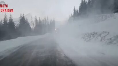 Vizibilitate scăzută și suluri de zăpadă pe Transalpina, între Novaci și Rânca, din cauza viscolului