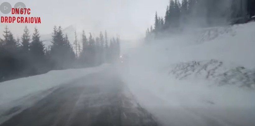 Vizibilitate scăzută și suluri de zăpadă pe Transalpina, între Novaci și Rânca, din cauza viscolului