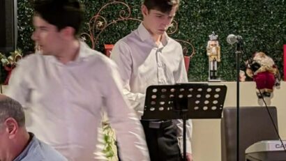 Patru elevi de etnie germană din Reșița încântă publicul cu un microrecital de colinde de Ziua Minorităţilor Naţionale din România