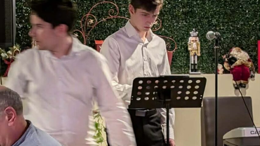 Patru elevi de etnie germană din Reșița încântă publicul cu un microrecital de colinde de Ziua Minorităţilor Naţionale din România