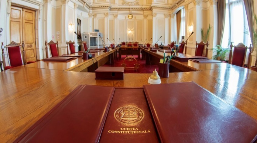 CCR precizează că a amânat decizia în privința reformei pensiilor magistraților, cu o săptămână, pentru a studia solicitarea depusă marți de Înalta Curte, care a cerut sesizarea Curții de Justiție a UE