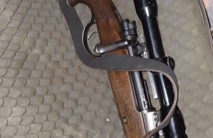 Percheziții în Caraș-Severin: armă letală, cartușe și articole pirotehnice confiscate de polițiști