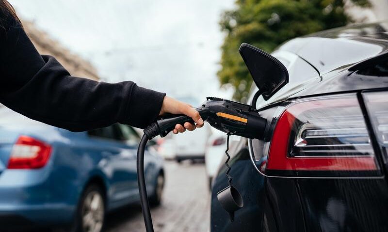 Primăria Timișoara actualizează tariful pentru încărcarea vehiculelor electrice: 1,90 lei/kWh, TVA inclus