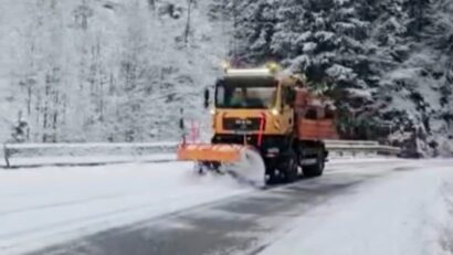 Ninsorile abundente au scos în teren sute de utilaje pe drumurile naționale și pe autostrăzile din vestul ţării