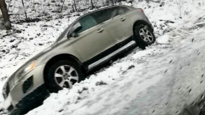 Drumuri deschise, dar risc crescut: 4 accidente rutiere în Caraș-Severin pe fondul ninsorii